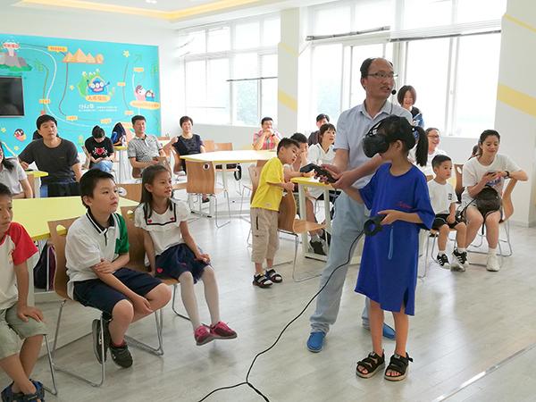 “小手牵大手 爱国也爱家” 浙江保险行业协会推进保险五进入活动