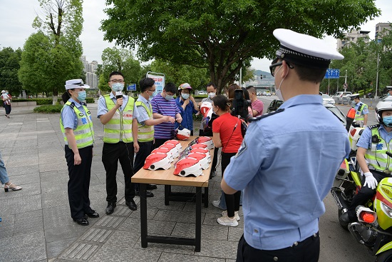 重庆人保财险：“一盔一带”宣交规 警保联动护安全