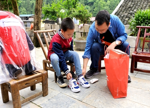 浙商银行重庆分行志愿者与贫困山区孩子共度六一