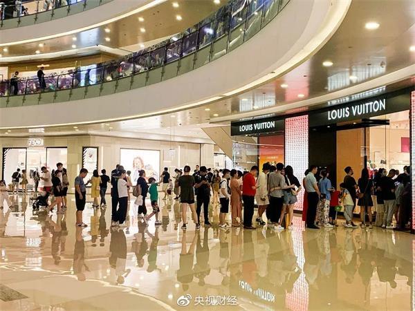 “晚买一天 涨价3000！”多地奢侈品店现排队抢购 LV老板身家又创新高