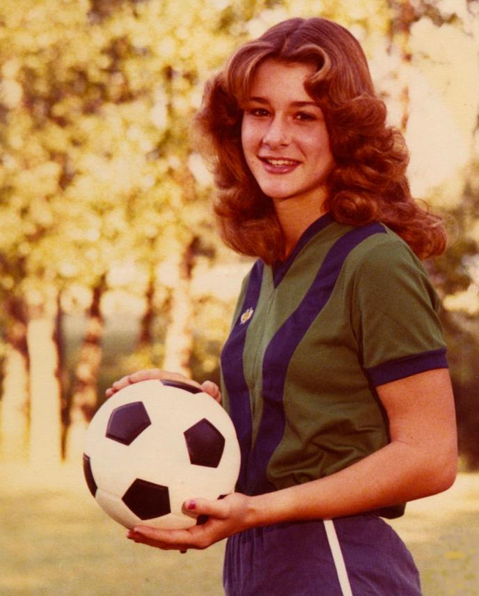 (年轻时的梅琳达还爱踢足球